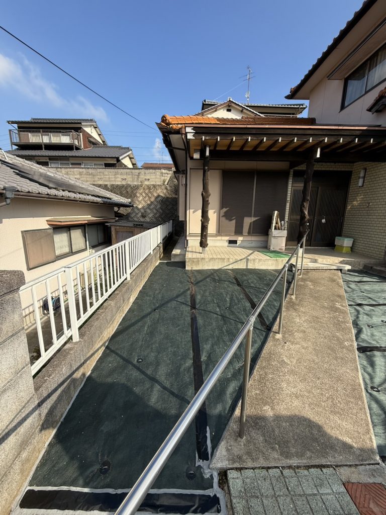 西条市飯岡町 玄関まわりの防草シート施工