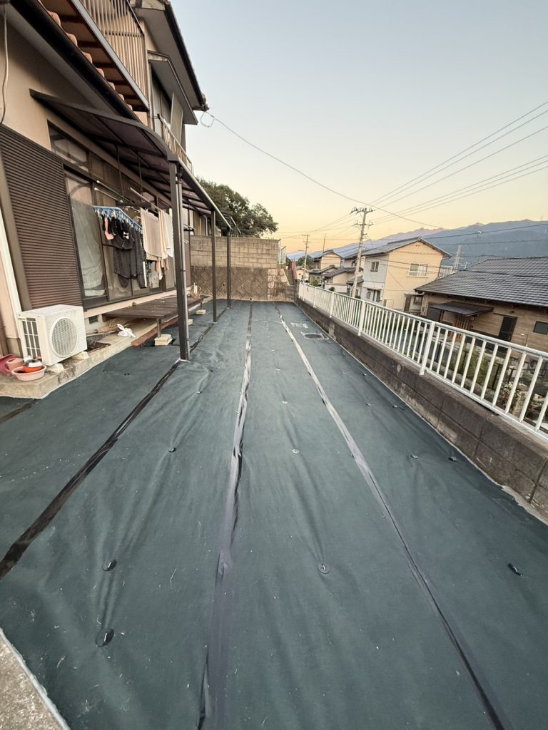 西条市飯岡町 建物沿いまで防草シートを施工