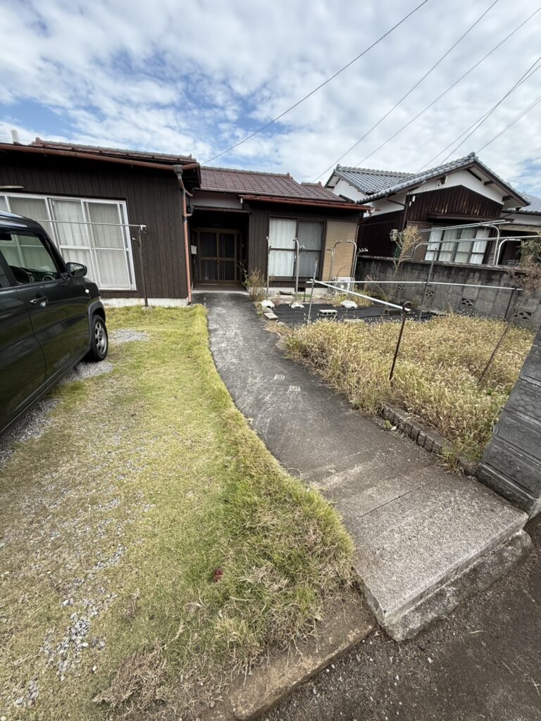 新居浜市阿島 施工前 駐車スペースの芝生と花壇の雑草