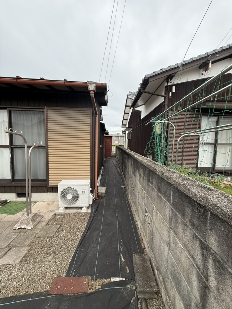 新居浜市阿島 施工後 除草後の建物裏手の通路